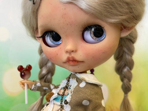Blythe doll custom with soft natural mohair wig – Misha by KattySuzume