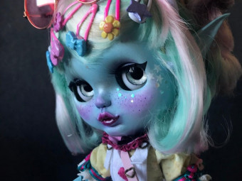 Custom Blythe OOAK "Bonnie" blue doll decora style outfit with a headband alien antennas, pink heart bag, multicolored hair and leggings by DollsChispita