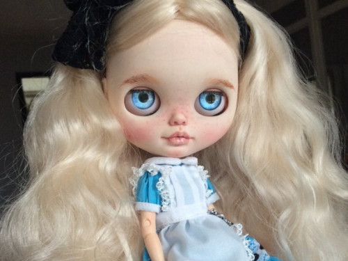 Alice in wonderland – poupee Blythe ooak personnalisée  by BlythedeFrance