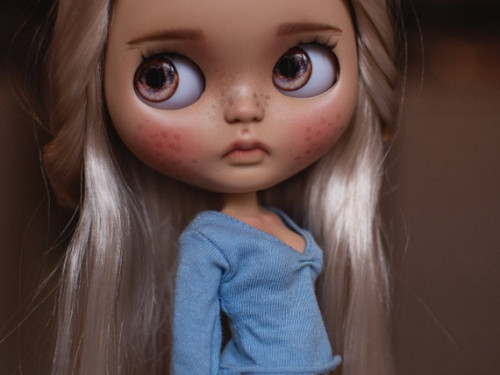 Alma (OOAK tan Blythe doll with blonde hair) by UnnieDolls