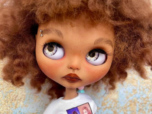 Blythe doll custom with natural alpaca wig – Erica by KattySuzume