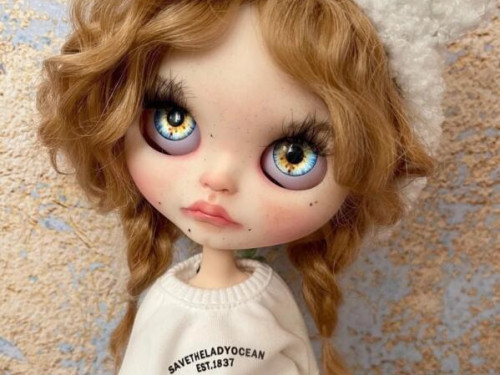 Blythe doll custom with the natural mohair wig – Lucy by KattySuzume