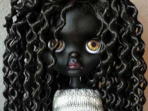Emilia – Afrodoll Black Blythe by SoledadBlythe