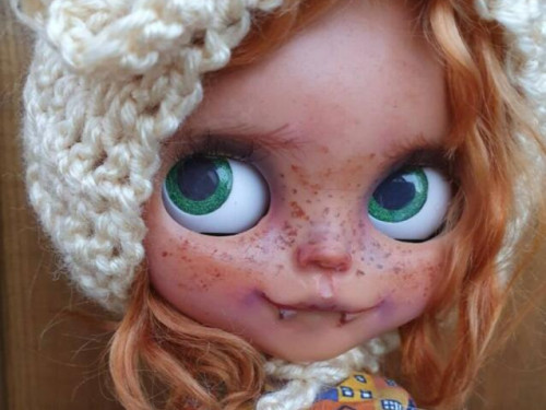 Custom Blythe Doll vampire – Verity by BlytheObsession