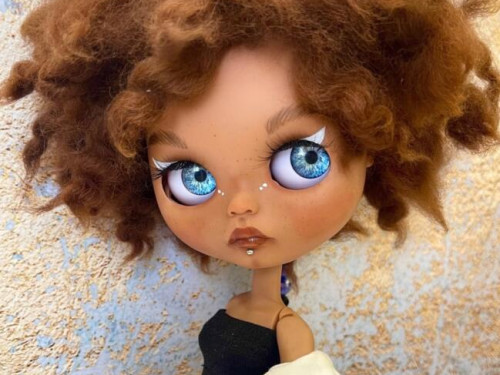 Blythe doll custom with natural alpaca wig – Noelle by KattySuzume