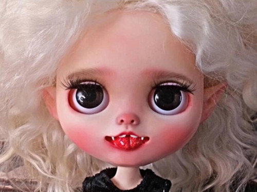 Custom Blythe Doll – Vampire Mia by TsarinaUKStudio