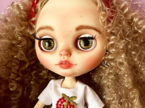 Custom Blythe Doll OOAK – "Veronique" by DollsByTzetzka