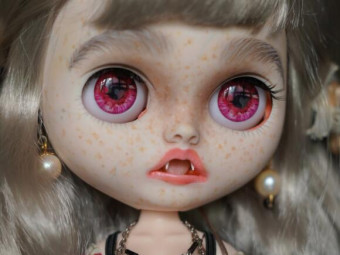 Pope’s daughter Vampire Blythe doll by Matups