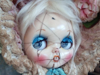 Custom Cracked Blythe Doll by Spookykidsworkshop