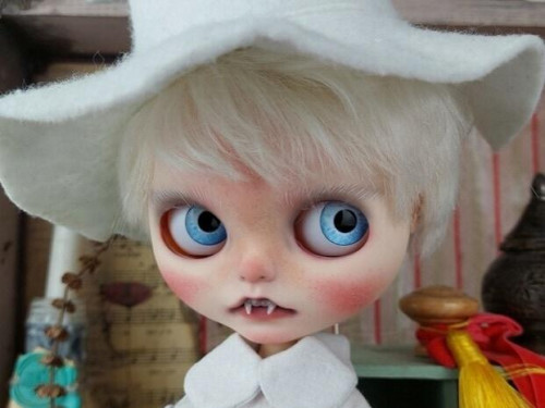 Custom Blythe Doll albino vampire teeth by AlinariShop