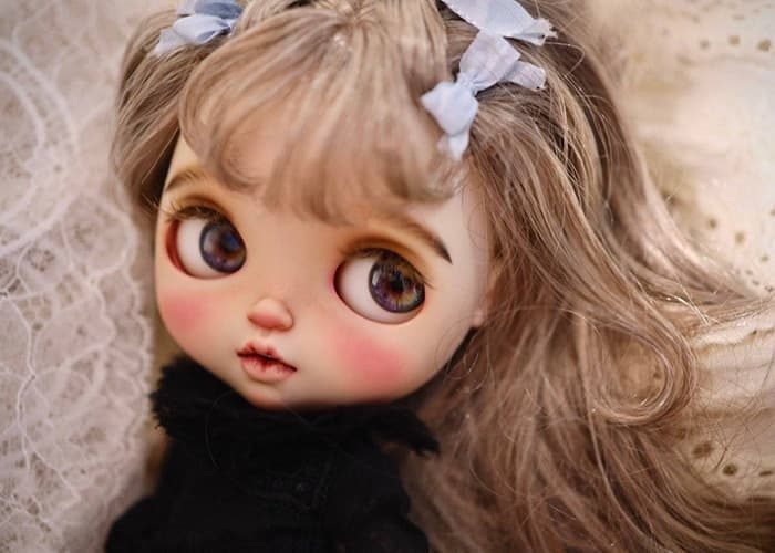 Learn more about YanMimosa, the brand name of Fang Yan, a Blythe doll customizer from China.