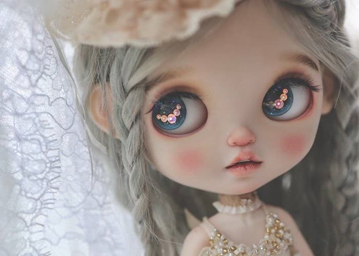 Learn more about YanMimosa, the brand name of Fang Yan, a Blythe doll customizer from China.